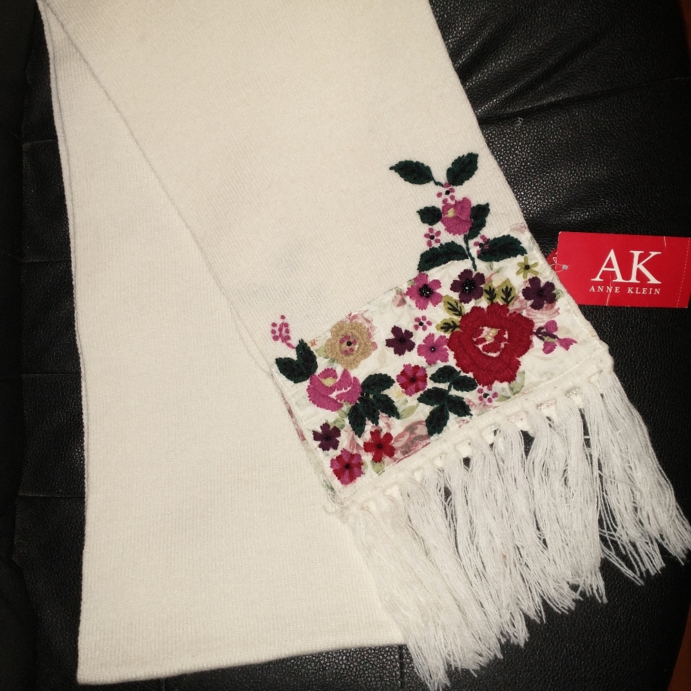 NWT Anne Klein ivory embroidered flowers